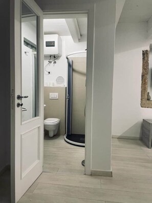 Dusche, Haartrockner, Bidet, Handtücher