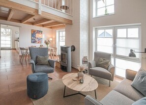 Fernseher, Kamin, Stereoanlage