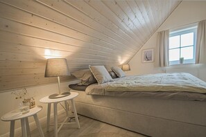 3 bedrooms, travel crib, free WiFi, bed sheets