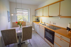 Fridge, oven, stovetop, dishwasher