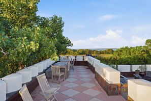 Outdoor dining - Incredible Coastal Castle on Sullivans Island (Sullivans Island)