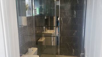 Studio, 1 King Bed | Bathroom | Shower, towels