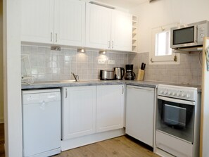 Kylskåp, mikrovågsugn, ugn och diskmaskin