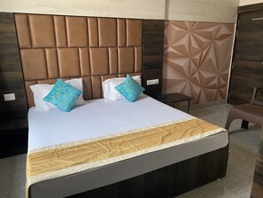 Chambre Premium | Literie de qualité supérieure, fer et planche à repasser, Wi-Fi gratuit