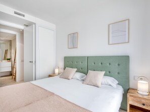 3 bedrooms, free WiFi, bed sheets - New Luxe Apartment with Terrace and Pool Near Estepona Center (Estepona)