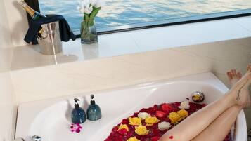 Suite senior, balcón | Baño | Tina y regadera independientes y regadera con hidromasaje