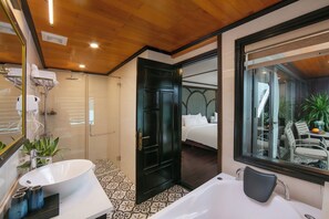 Junior-Dreibettzimmer | Badezimmer | Badewanne und Dusche (separat), Hydromassagedusche