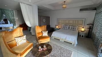 Suite Deluxe, vista al mar | 1 habitación y wifi gratis