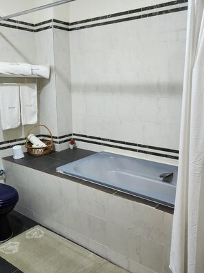Suite Vue Sur Mer | Bathroom
