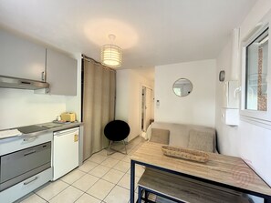 Fridge, microwave, oven, stovetop - Cozy Studio with Terrace, Pets Welcome, Near Thermal Springs, Lamalou les Bains (Lamalou-les-Bains)