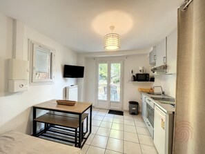Réfrigérateur, four à micro-ondes, un four, surface de cuisson