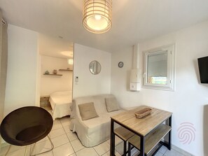 TV - Cozy Studio with Terrace, Pets Welcome, Near Thermal Springs, Lamalou les Bains (Lamalou-les-Bains)