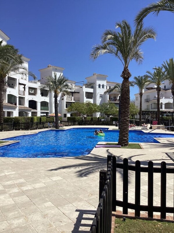 Una piscina al aire libre