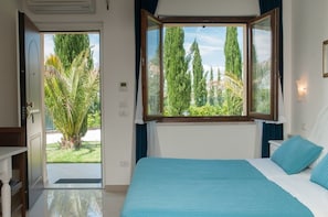 Zimmersafe, Schreibtisch, laptopgeeigneter Arbeitsplatz