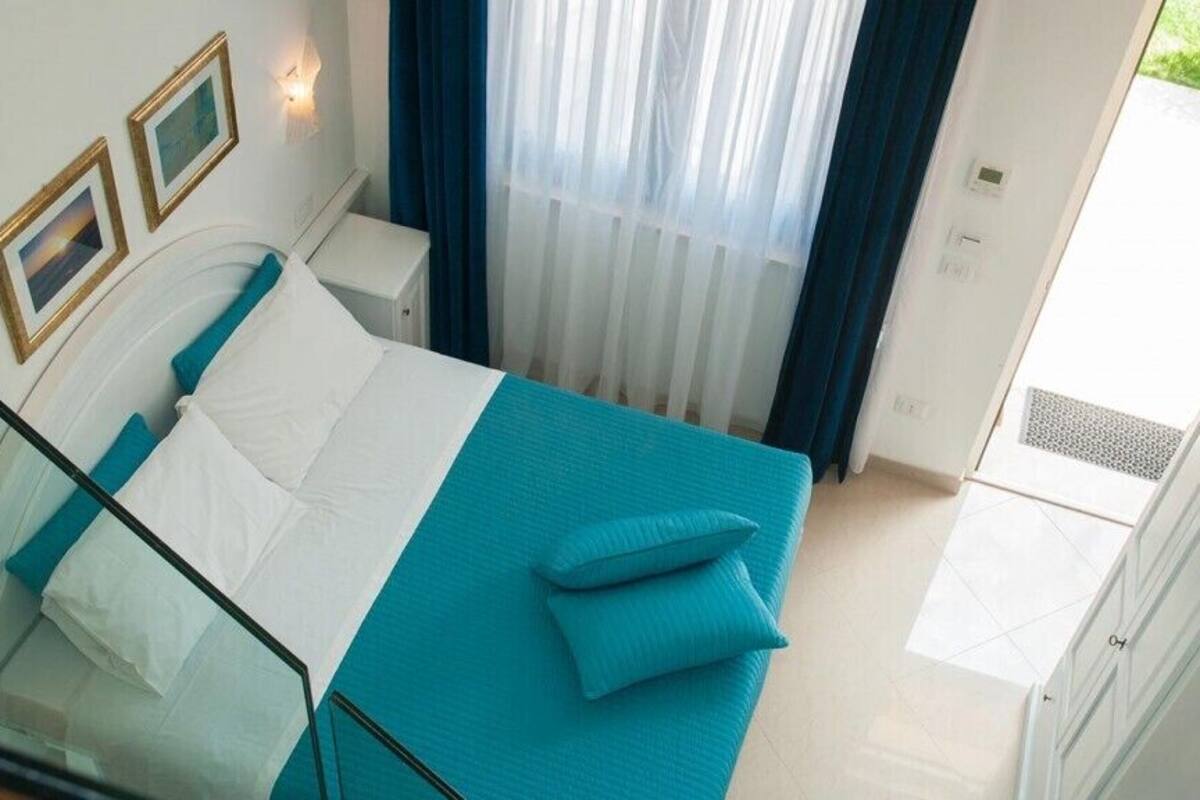 Habitación cuádruple clásica | Caja fuerte, escritorio, espacio para trabajar con un portátil