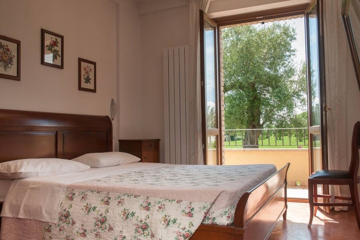 Apartamento familiar, 2 habitaciones, no fumadores, vistas al jardín | Caja fuerte, escritorio, espacio para trabajar con un portátil