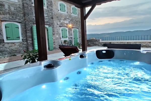 Outdoor spa tub