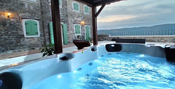 Outdoor spa tub