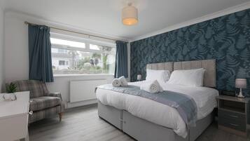 4 bedrooms, iron/ironing board, WiFi, bed sheets