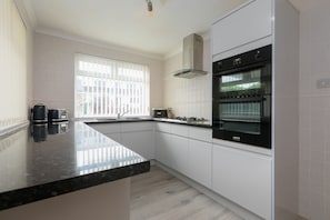 Jääkaappi, mikroaaltouuni, uuni, liesi