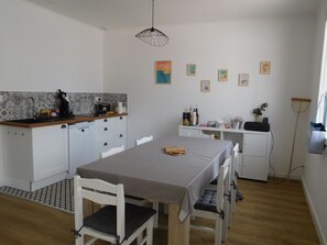 Kjøleskap, mikrobølgeovn, kokeplater og oppvaskmaskin