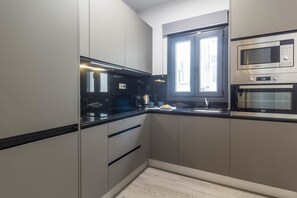 Frigorífico y utensilios de cocina