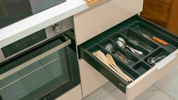 KĂŒhlschrank, Mikrowelle, Ofen, Herdplatte