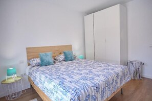 3 Schlafzimmer, Schreibtisch, Bügeleisen/Bügelbrett, Reisekinderbett