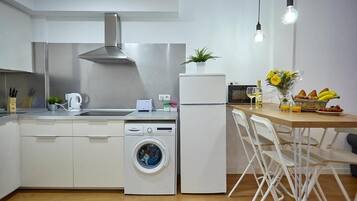 Réfrigérateur, micro-ondes, plaque de cuisson, cafetière/bouilloire