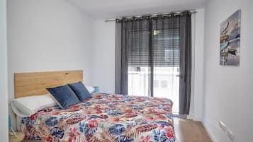 3 chambres, bureau, fer et planche Ă repasser, lit parapluie