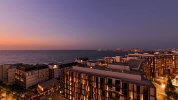 Apartamento com design assinado, 3 quartos, sacada, de frente para o mar | Vista da sacada