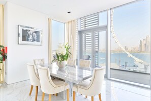Signature Apartment, 3 Bedrooms, Balcony, Sea Facing | Dining room - Most beautiful 3BR in BLUEWATERS Dubai (Dubai)
