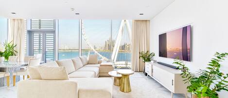 Apartemen Khas, 3 kamar tidur, balkon, menghadap laut | Area keluarga | Televisi LED 75-inci dengan saluran TV satelit, TV, dan Netflix