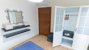 Apartamento básico | Cofres nos quartos, Wi-Fi de cortesia, roupa de cama