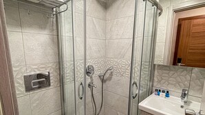 Quarto duplo standard | Banheiro | Secador de cabelo, chinelos, toalhas de banho 
