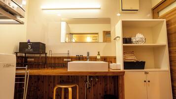 Basic Apartment | Bathroom | Combined shower/tub, hair dryer, bidet, towels