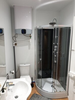 Shower, hair dryer, towels, soap - Grand Studio en Plein Centre Ville (Arles)
