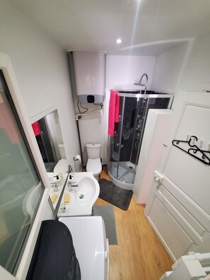 Shower, hair dryer, towels, soap - Grand Studio en Plein Centre Ville (Arles)