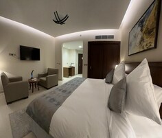 Economy Room | Premium bedding, pillowtop beds, minibar, in-room safe