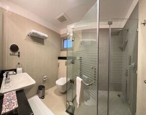 Combined shower/bathtub, hair dryer, slippers, bidet