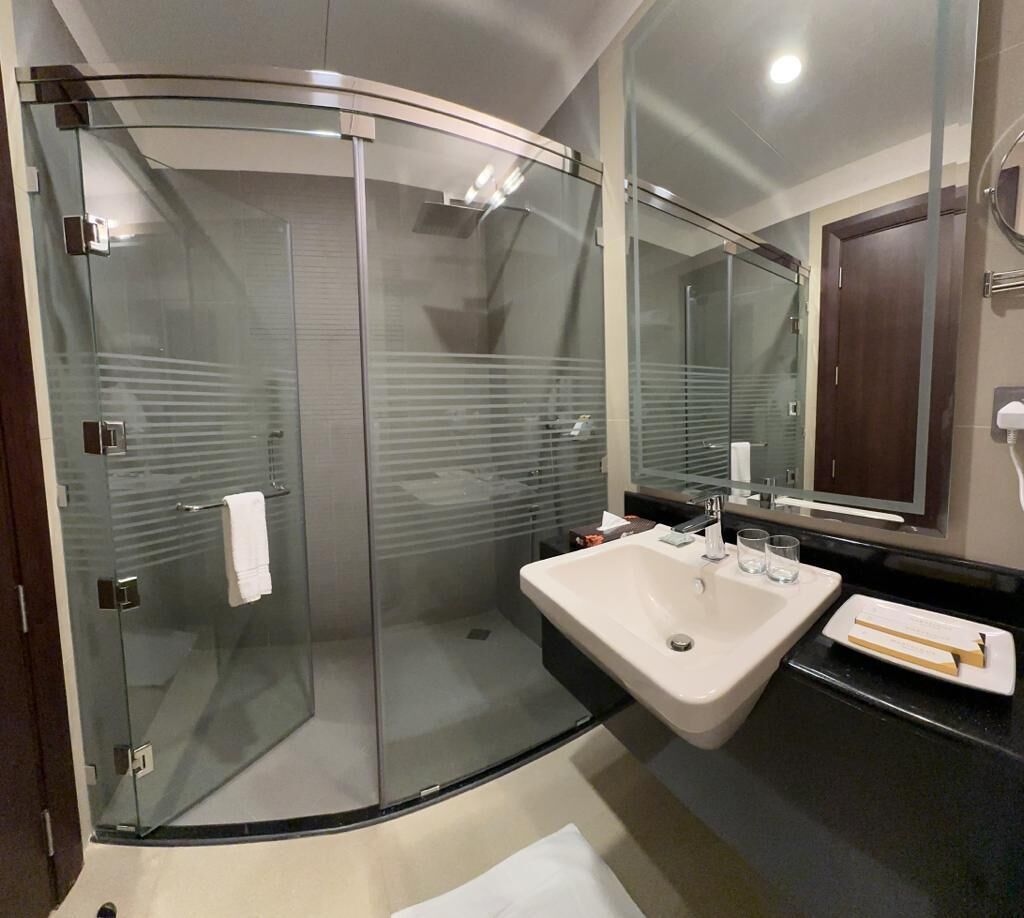 Junior Suite | Bathroom | Combined shower/bathtub, hair dryer, slippers, bidet