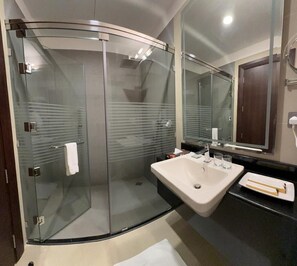 Junior Suite | Bathroom | Combined shower/tub, hair dryer, slippers, bidet - Hotel ALdoliaa (Unaizah)