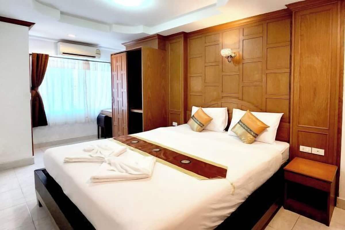 In-room safe, desk, laptop workspace, blackout curtains