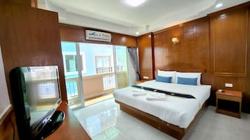 Deluxe Double Room | In-room safe, desk, laptop workspace, blackout drapes