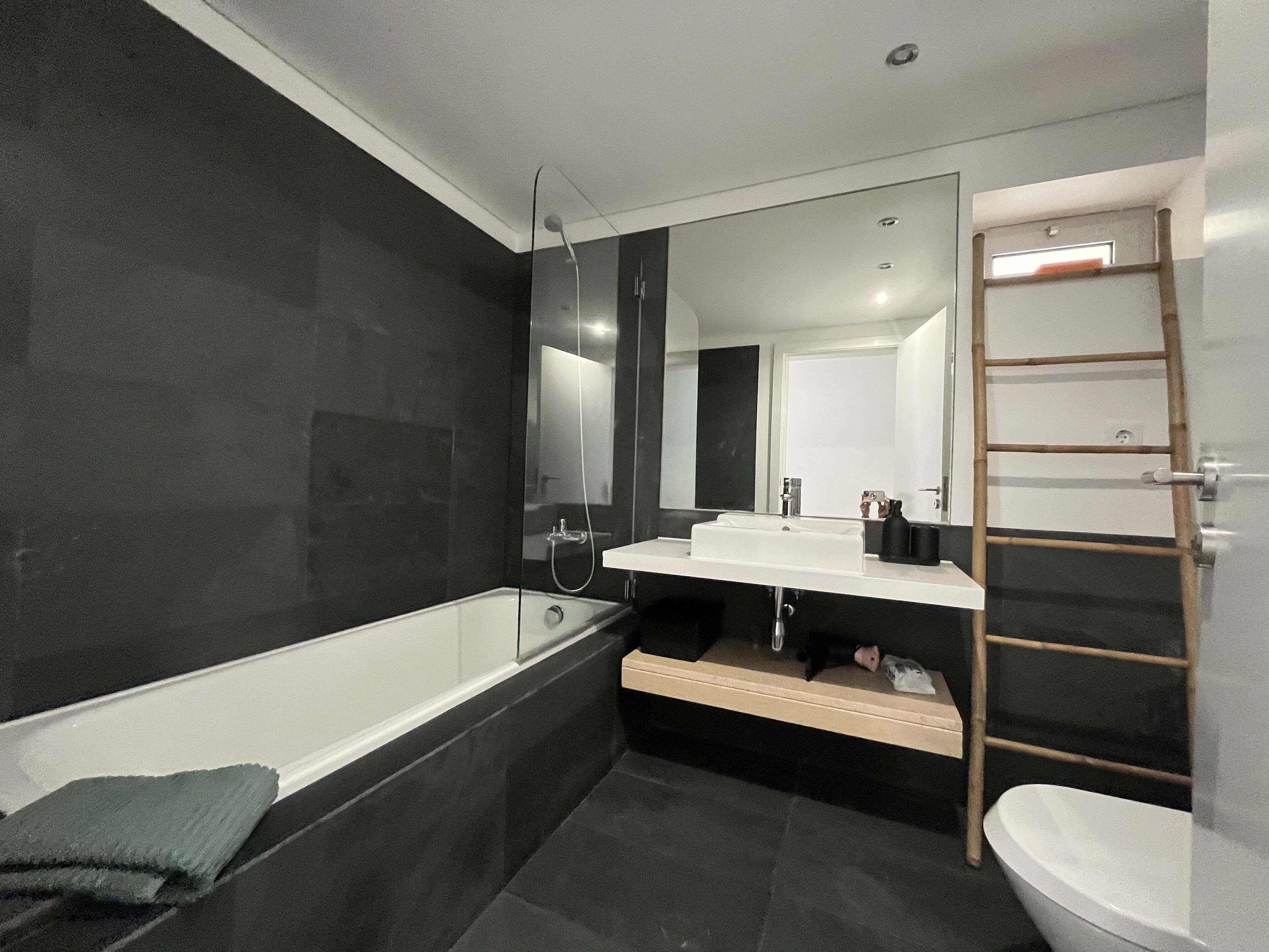 Apartment | Bathroom | Bathtub, hair dryer, towels