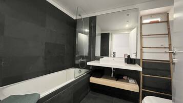 Apartment | Bathroom | Bathtub, hair dryer, towels