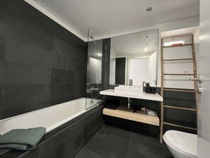 Appartamento | Bagno | Vasca, asciugacapelli, asciugamani
