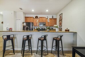 Réfrigérateur, micro-ondes, plaque de cuisson, lave-vaisselle