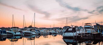 Walk Downtown, Hot Tub, Fire Pit, Beach Nearby