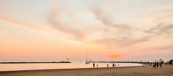 Walk Downtown, Hot Tub, Fire Pit, Beach Nearby